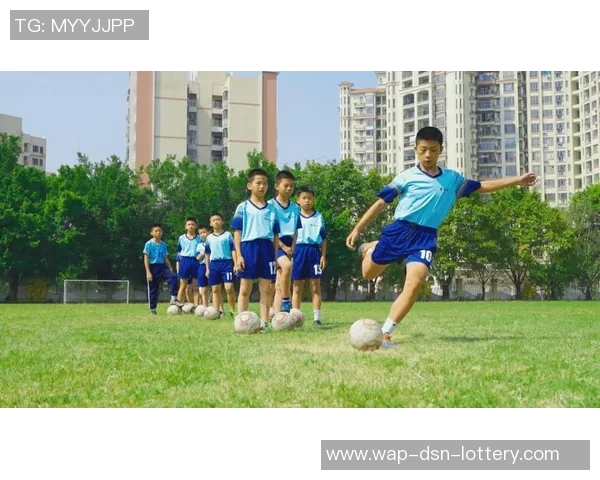 双人踢足球的乐趣与技巧分享让你在球场上尽情挥洒青春活力